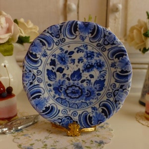 Poppenhuisbord met blauwe Delftse bloemen in schaal 1:12.