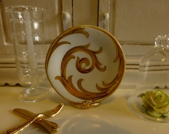 Piatto in miniatura per casa delle bambole bianca e oro in scala 1:12