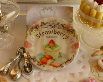 Shabby Erdbeer Cupcake Teller in 1:12.
