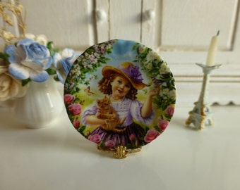 Plato en miniatura para casa de muñecas de niña y su gatito