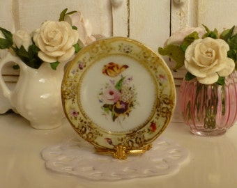 Plato miniatura para casa de muñecas con ramo de flores.