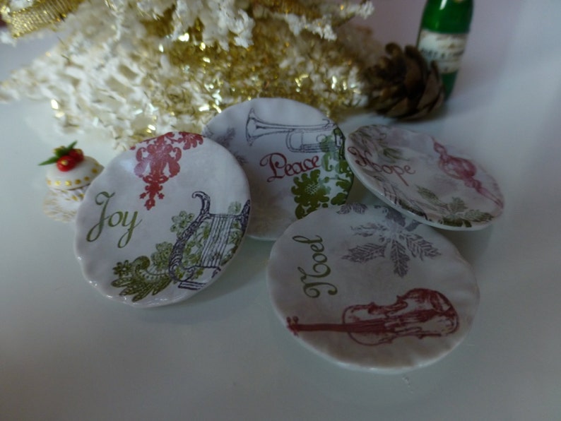 Dollhouse Miniature 1:12 Scale Christmas Plate image 2