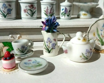 Teiera in porcellana in miniatura per casa delle bambole con fiore di iris.