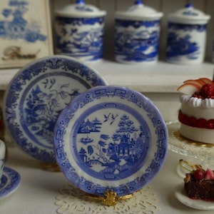 Blue Willow Dollhouse Plate.Blauer Weiden-Puppenhaus-Miniaturteller.Assiette de maison de poupée.Poppenhuis plaat.Poppenhuis miniatuur