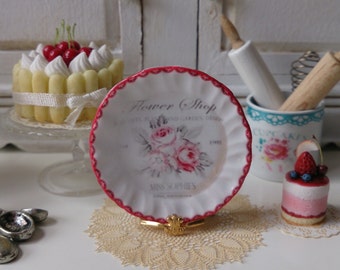 Plato vintage de casa de muñecas con rosas rojas