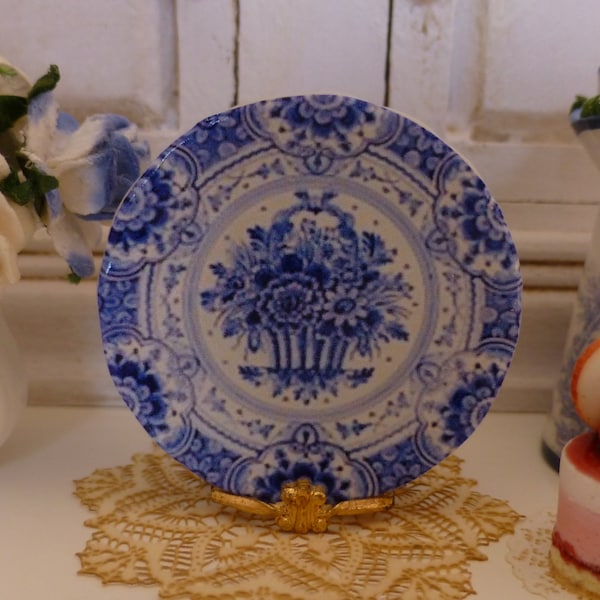 Blue Delft  Basket of Flowers Dollhouse Miniature Plate in 1:12 Scale. Blauer Delfter Korb mit Blumen Puppenhaus