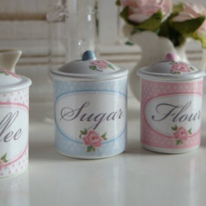 Dollhouse Kitchen Shabby Chic Rose Canisters.Puppenhaus-Miniaturteller.Assiette de maison de poupée.Poppenhuis plaat.Poppenhuis miniatuur