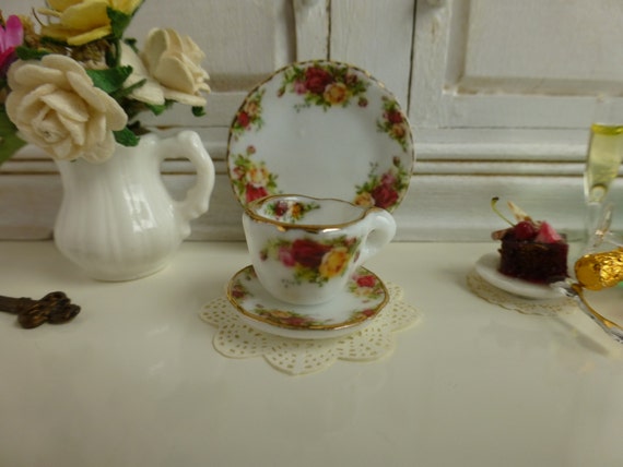 Red Roses Miniature Teacup/Saucer.Blauer Weiden-Puppenhaus-Miniaturteller.Assiette de maison de poupée.Poppenhuis plaat.Poppenhuis miniatuur