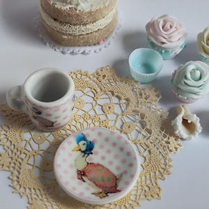 Tazza da caffè e piattino in miniatura per casa delle bambole Jemima Pink Dots.