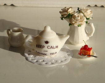 Keep Calm & Drink Tea Teiera in miniatura per casa delle bambole in scala 1:12