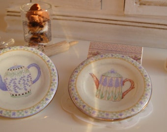 Plato miniatura para casa de muñecas con tetera desgastada