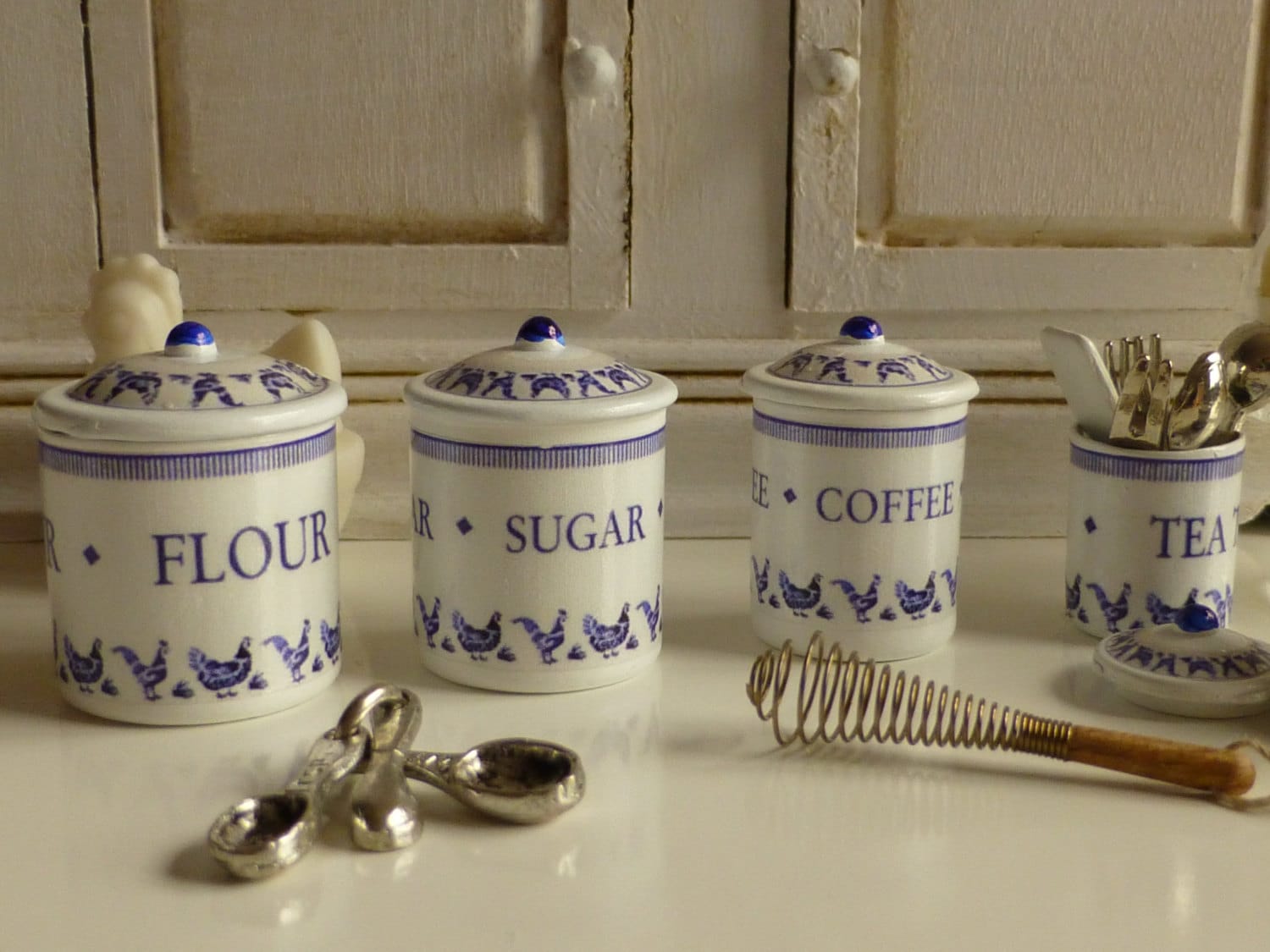 Miniatur Küchenzubehör Set – 4 Weiße Keramik Vorratsgläser Im Maßstab 1:12, Für Puppenhäuser & Dioramen