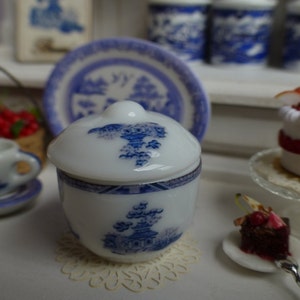 Blue Willow Miniature Bowl.Blauer Weiden-Puppenhaus-Miniaturteller.Assiette de maison de poupée.Poppenhuis plaat.Poppenhuis miniatuur