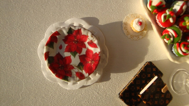 Red Poinsettias for Christmas Dollhouse Plate image 1