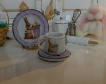 イースターラビットの青いコーヒーマグとドールハウス用プレート