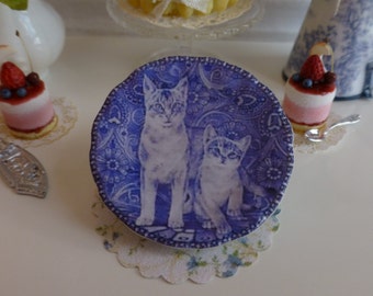 Plato de mamá y su gatito para casa de muñecas
