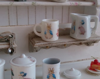 Taza de café de porcelana con personajes de Beatrix Potter en miniatura para casa de muñecas a escala 1:12