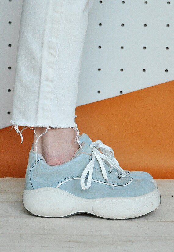 chunky 90s sneakers