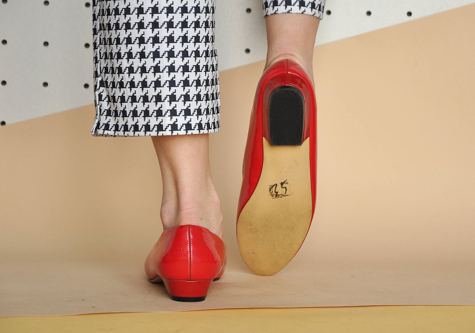 90s mod flats flat shoes red shoes red flats minimal flats minimalist flats funky flats pointy flats red ballet / size 6.5 us /