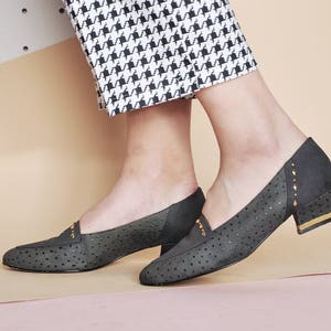 90s POINTY flats LEATHER flats TAMARIS flats vintage flats retro flats block heel flats mod flats studded flats / Size 6.5 us / 4 uk / 37 eu