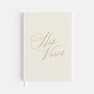 Peut inclure: Un carnet crème avec les mots "His Vows" en écriture dorée élégante. Le carnet a une couverture texturée et un signet en ruban assorti, parfait pour les vœux de mariage ou le journal.
