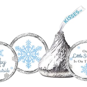 Étiquettes Hershey Kisses® pour fête prénatale 108 ct Pays des merveilles dhiver Bébé, il fait froid dehors faveurs de douche, Baby Shower à thème d'hiver à paillettes bleues image 1