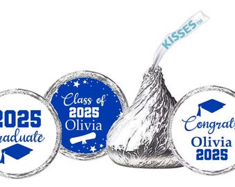 Op de afbeelding: Blauw-witte stickers voor een afstudeerfeest met de tekst "Class of 2025 Olivia" en "2025 graduate" en een afstudeerhoed. De stickers zijn bedoeld om op Hershey's Kisses chocolade te worden geplakt.