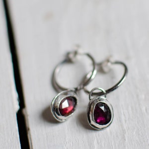 Orecchini a cerchio in argento sterling, granato, boho, minimalisti, grafici, celestiali, boho, argento 925, gioielliere artigianale