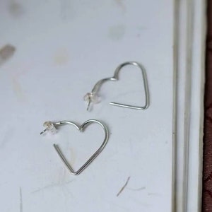 orecchino in argento massiccio, cuore, minimalista, delicato, regalo, mamma, romantico, moderno, orafo
