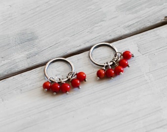 puce d'oreille argent massif rouge , sur commande,minimaliste ,moderne ,corail , cercle ,argent 925 ,handmade sterling