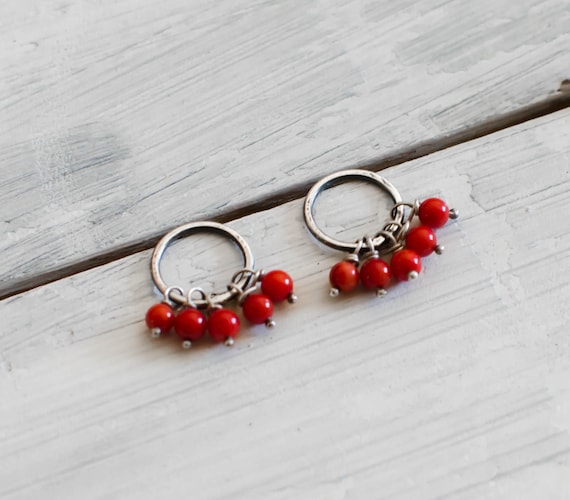 puce d'oreille argent massif rouge , sur commande,minimaliste ,moderne ,corail , cercle ,argent 925 ,handmade sterling