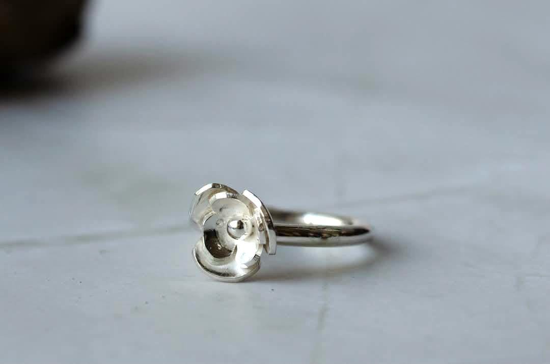Bague minimaliste argent massif , fleur, printemps, nature,qualitatif, à empiler, ,bohème ,bague argent 925 créateur, artisan bijoutier - Etsy France
