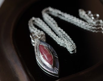 collier argent massif rhodonite rose,  gypsy, magique  ,minimaliste, bohème, artisan bijoutier,