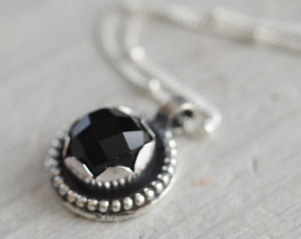 collier argent massif  ,onyx ,chaine satellite , artisan bijoutier , gemme ,