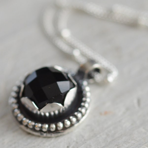 collier argent massif  ,onyx ,chaine satellite , artisan bijoutier , gemme ,