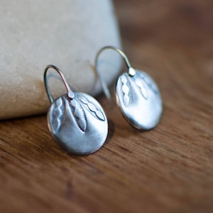 solid silver earring, engraved circle, flower, minimalist, discreet, feminine