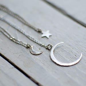 collier long argent massif lune ,minimaliste,moderne, ,nature image 1