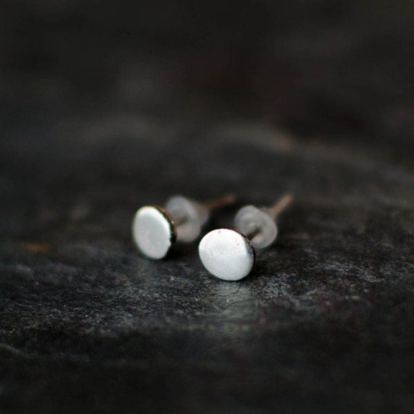 boucle d'oreille SUR COMMANDE argent massif (925) minimaliste , puce d'oreille ronde, nature , simple , discret .