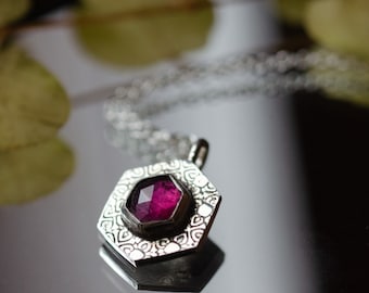 collier argent massif ,grenat ,minimaliste ,délicat , fuschia rose , artisan bijoutier