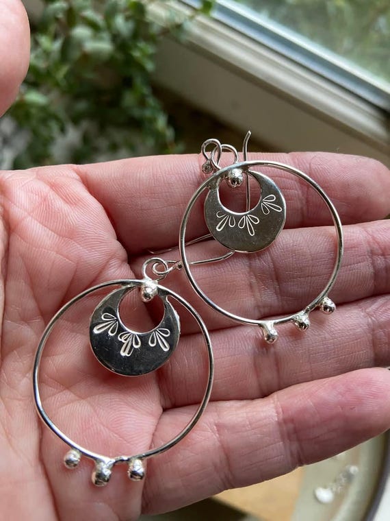 boucle d'oreille argent massif , creole , minimaliste ,witch, artisan bijoutier, argent 950, boheme