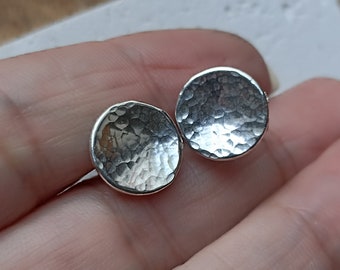 boucle d'oreille minimaliste argent massif  , puce d'oreille ronde, martelé,simple , discret ,cadeau pour elle ,artisan bijoutier