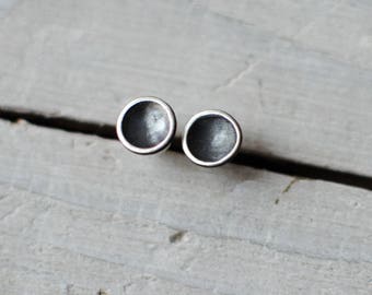 puce d'oreille argent massif ronde , délicate ,mignonne , noir et blanc ,minimaliste