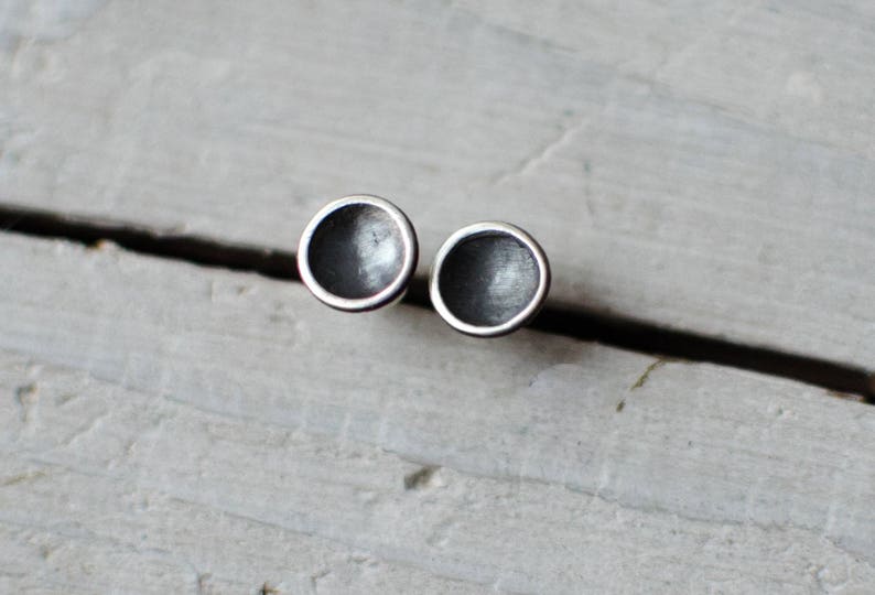 puce d'oreille argent massif ronde , délicate ,mignonne , noir et blanc ,minimaliste image 1