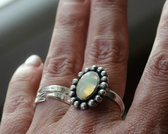 Minimalistisk sterlingsilverring, 925, opal, regnbåge, designerring i 925 silver, unik