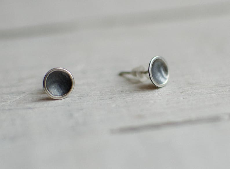 puce d'oreille argent massif ronde , délicate ,mignonne , noir et blanc ,minimaliste image 3