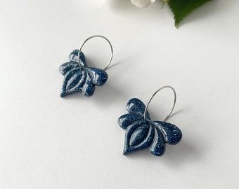 Mitternachtsblau und Silber schimmernde Blütenblatt Ohrringe aus Polymer-Ton