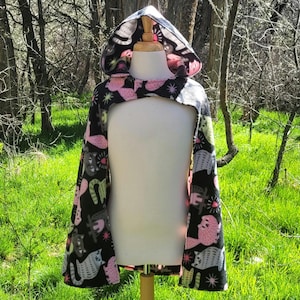 Capa infantil con gatos rosas y verdes sobre fondo negro, capucha redondeada - Talla 6/7