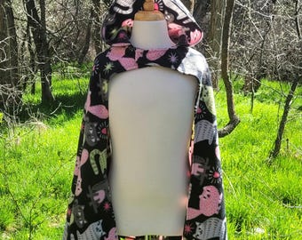 Abgerundeter Kinderumhang mit rosa/grünen Katzen auf schwarzer, abgerundeter Kapuze - Größe 6/7