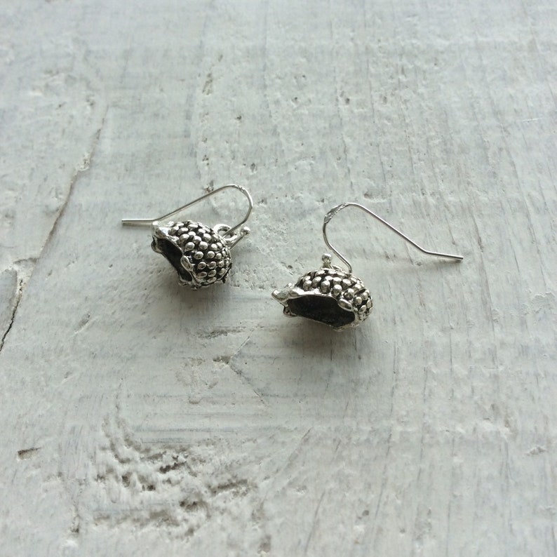 Hedgehog earrings, animal lover gift, Tibetan silver hedgehog earrings, perfect for a nature lover, wildlife jewellery, Mrs Tiggiwinkle. Bild 6