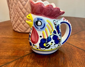 Jarra de crema vintage de Deruta, Italia, pintada a mano con diseño de gallo Mario y sambuco.
